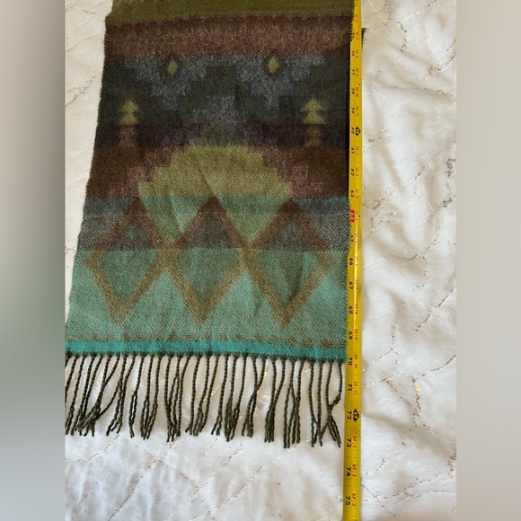 Hand tailored scarf - Picture 3 of 6